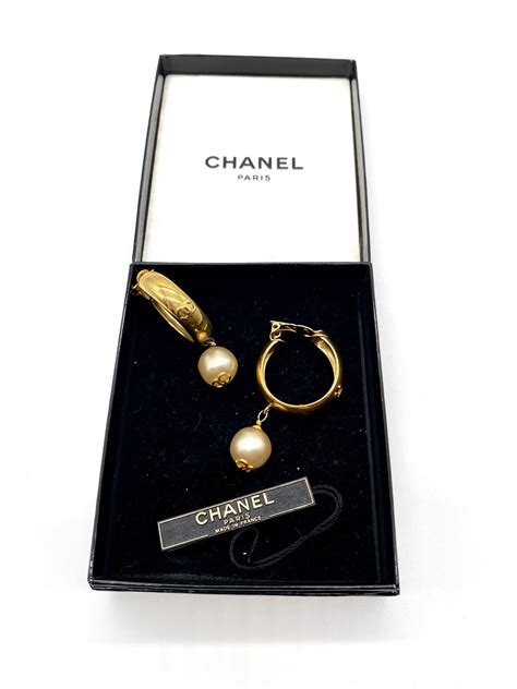 chanel pendientes logo|chanel silhouette logo.